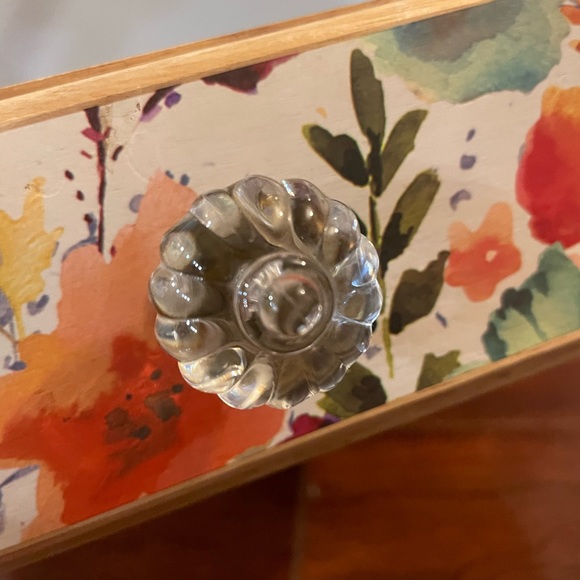 Pioneer woman, K cup holder, paintbrush or crafts organizer.  Airbnb - Picture 10 of 11